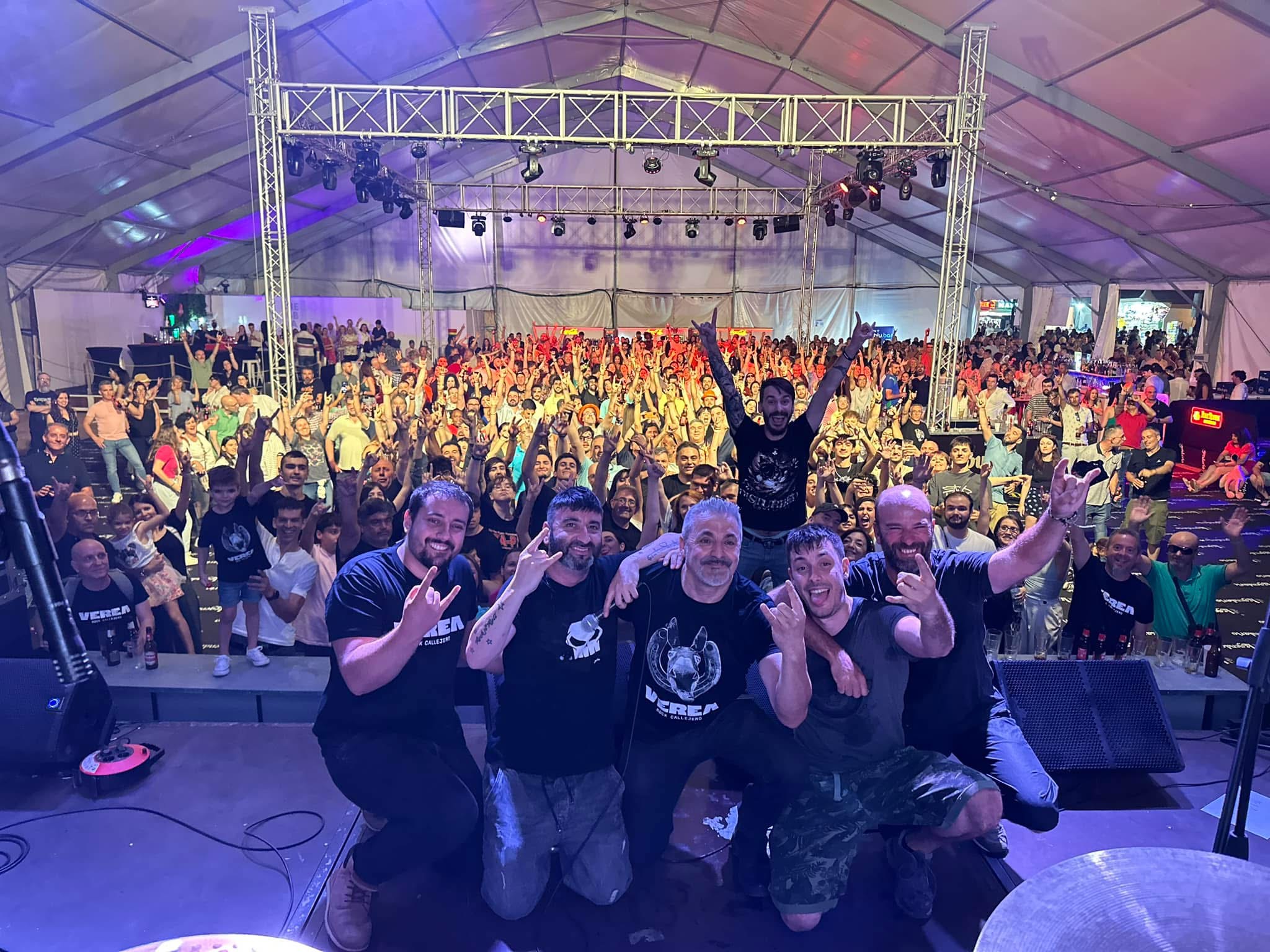 Verea y el público bajo la carpa de un concierto