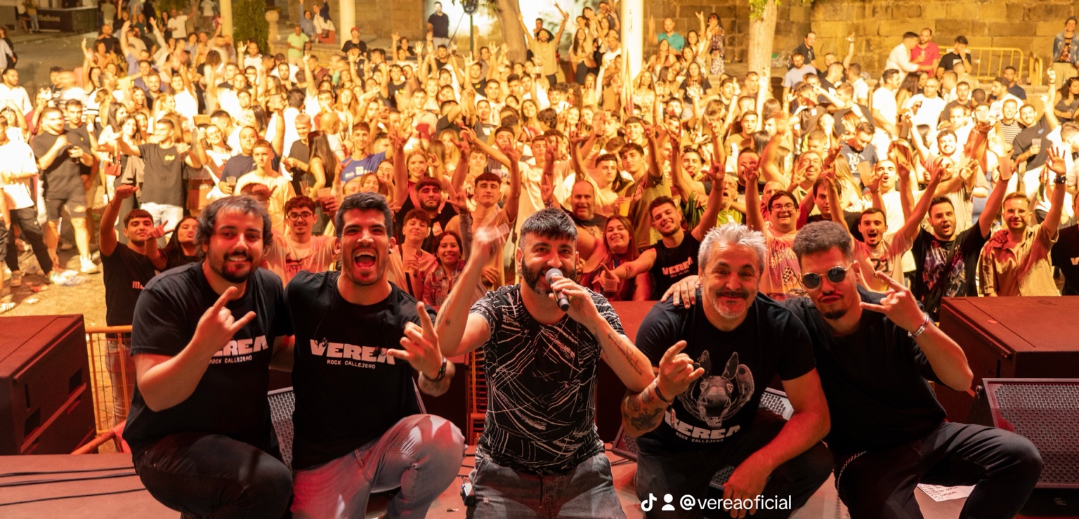 Verea junto al público al final de un concierto