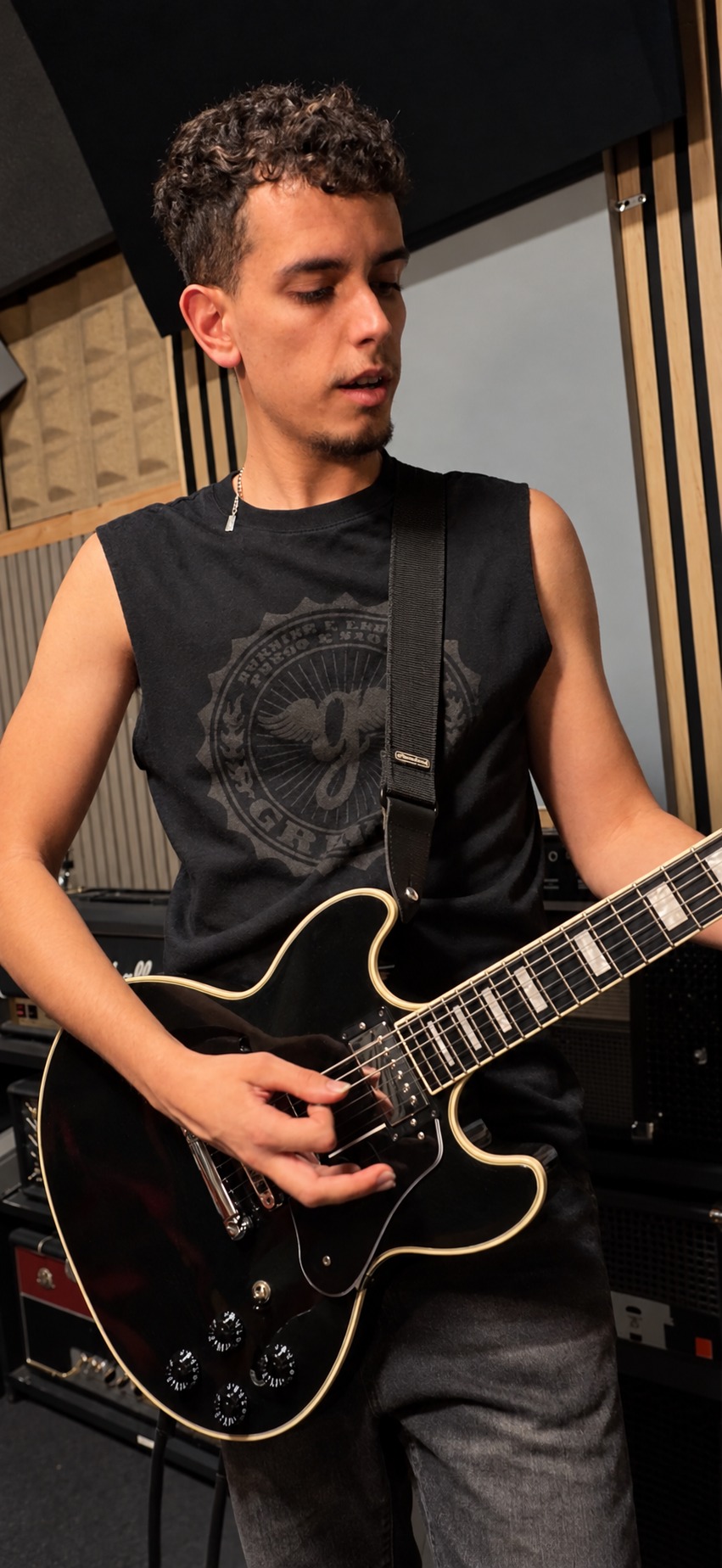 Mario Guisado, guitarra de Verea, tocando en el estudio
