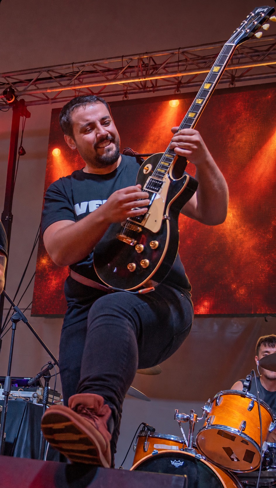 Mario Pintor, guitarra de Verea, tocando en directo